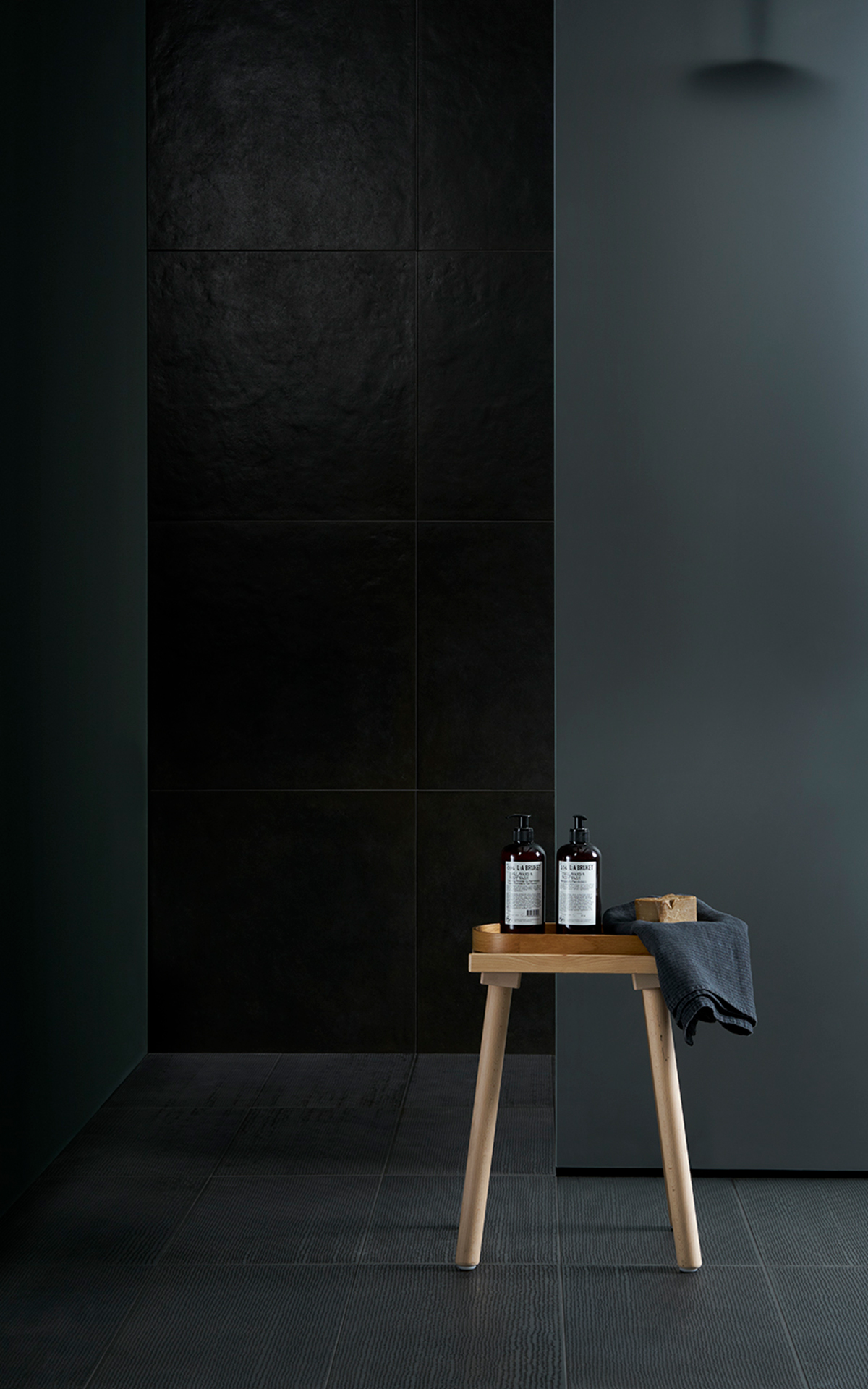 Settecento_Matter_03_Doccia_Matter_Leather_60x60_Raw_30x60_OK